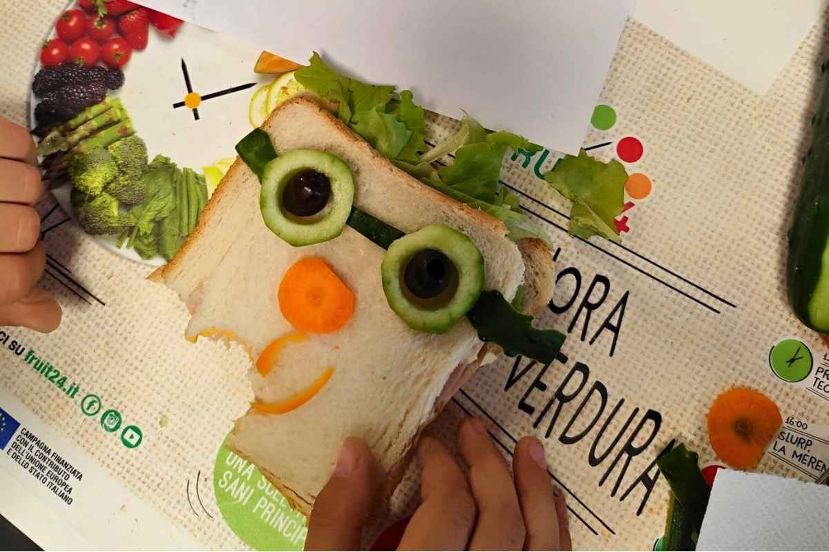 sandwich creativo a forma di viso realizzato nel laboratorio di cucin io faccio io imparo io sono