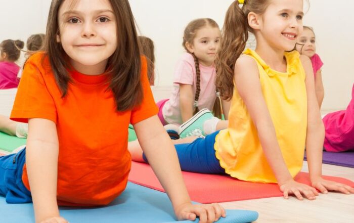 Gruppo bambini che fa yoga